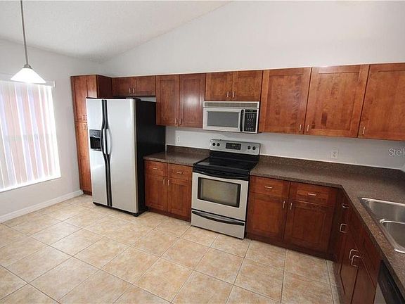 2nd image of 25 Lakepointe Cir