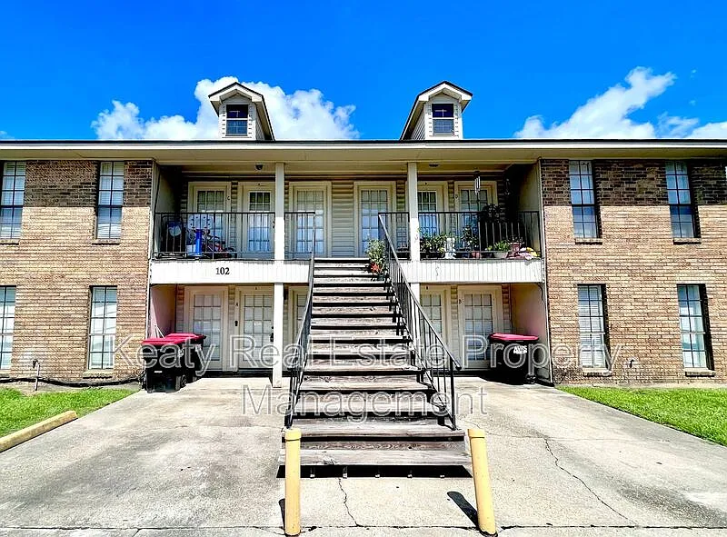 102A Country Ln