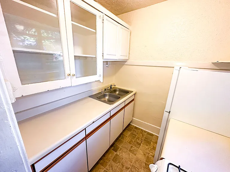 Regis Apartments — Photo 3