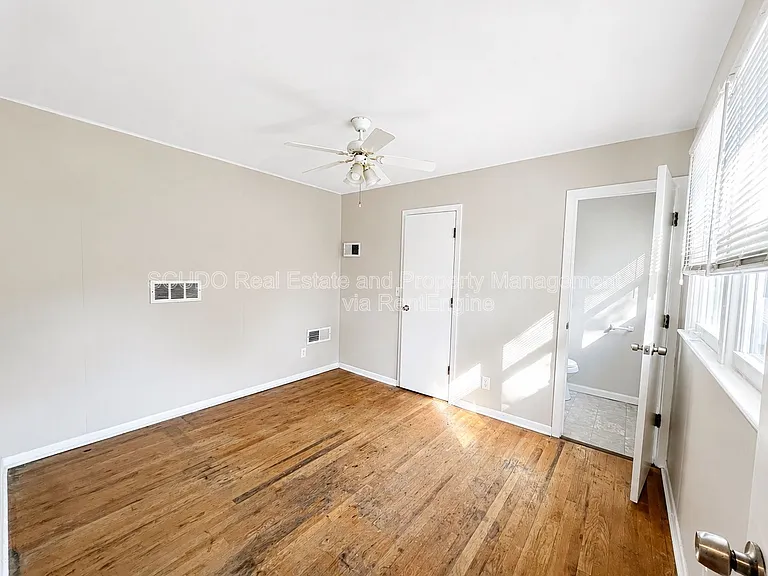 10516 E 10th St S — Photo 2
