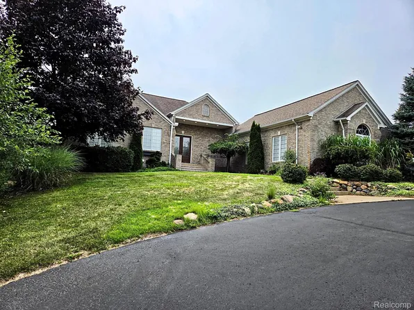 9360 Oakmont Dr, Clarkston, MI 48348