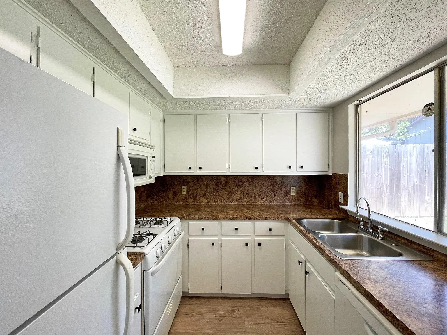 3 bed, 2.0 bath, 1216 sqft, $1,998 — Photo 4