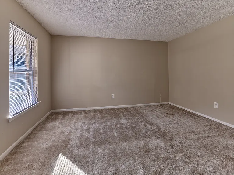 Bright Bedroom - 2 Bed 2 Bath