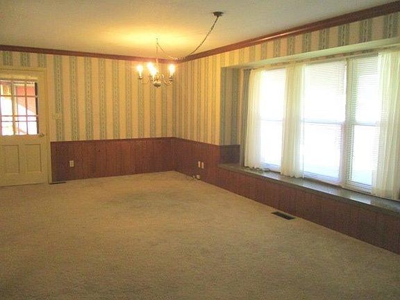 4th image of 601 N Valley Dr