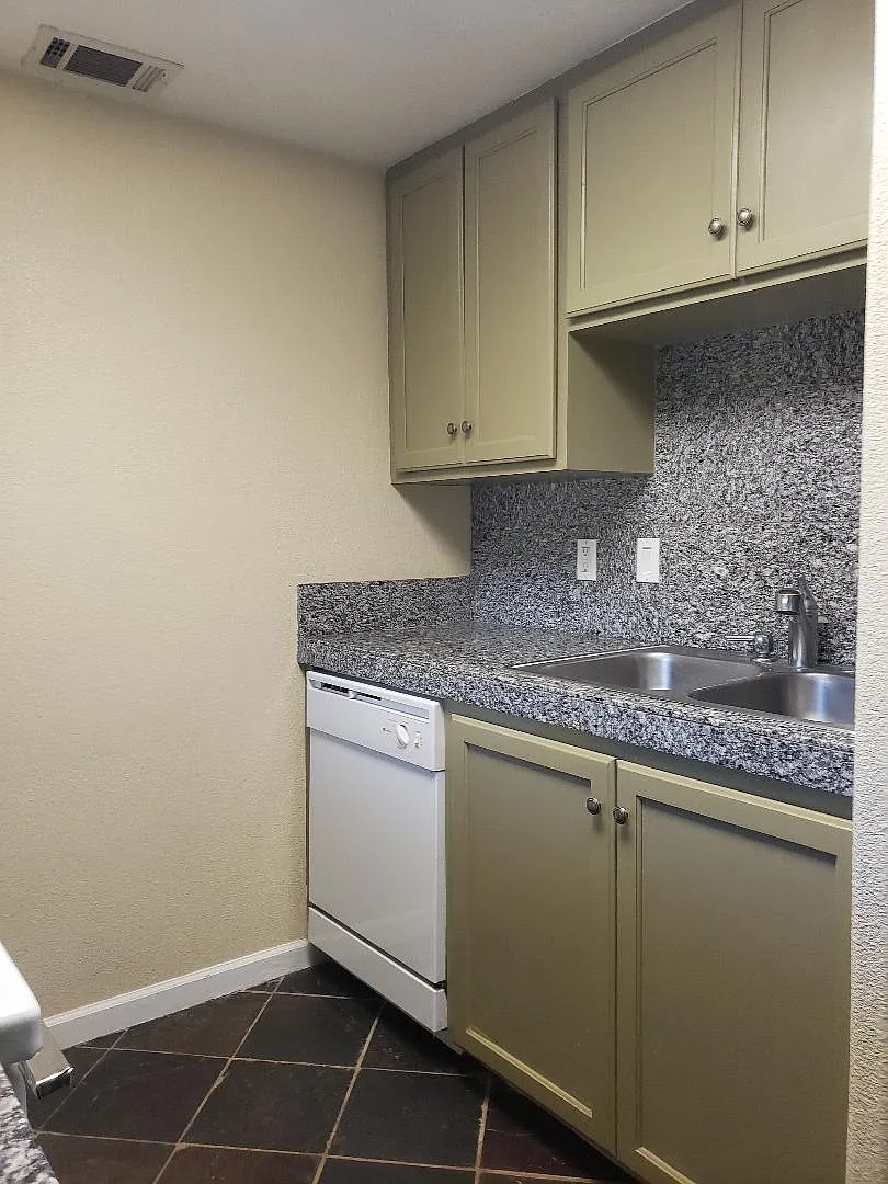3 bed, 1200 sqft, $2,375 — Photo 4