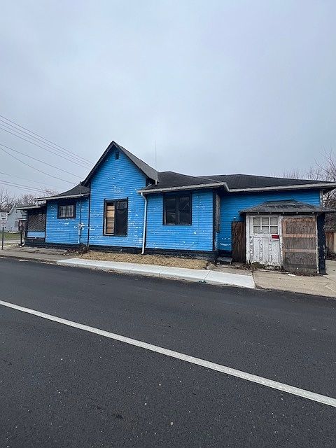 2nd image of 1901 Central Ave