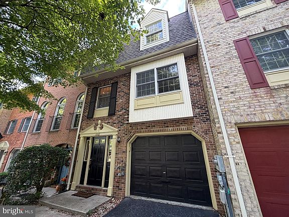 4th image of 1002 Lindsay Ln