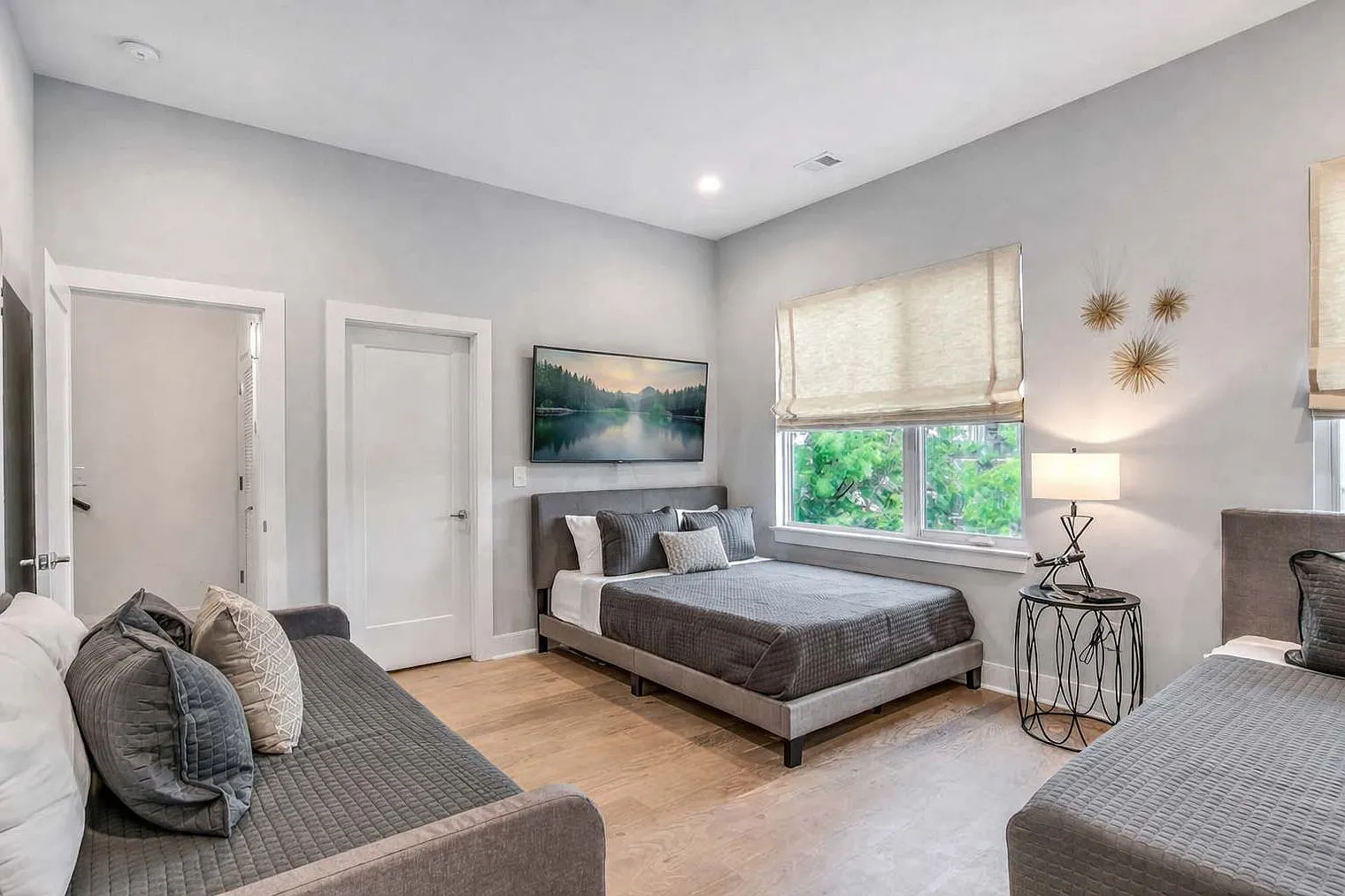 4 bed, 4.0 bath, 2206 sqft, $8,431 — Photo 3