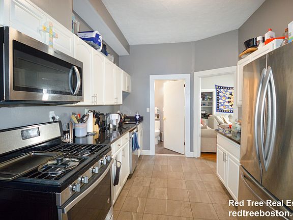 3rd image of 85 Surrey St #1