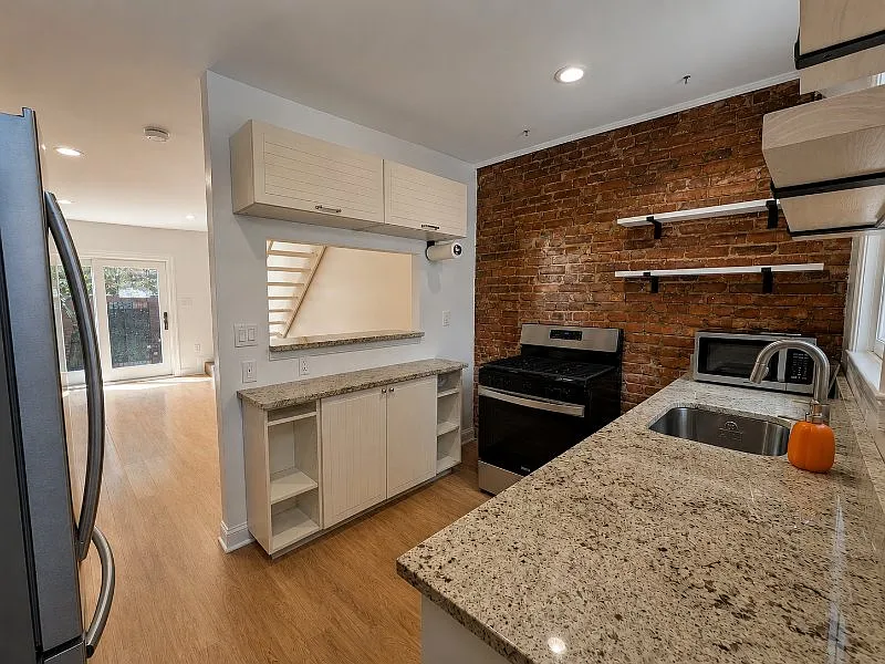 2 bed, 672 sqft, $2,800 — Photo 4