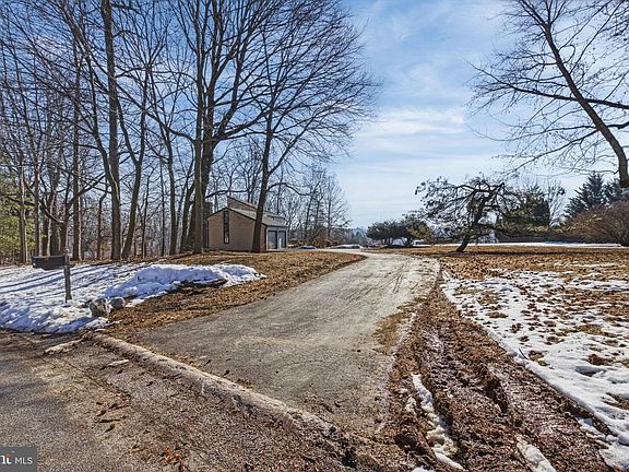 3rd image of 1072 Forest Rd