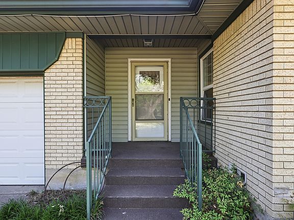 4th image of 2210 Robinwood Ln