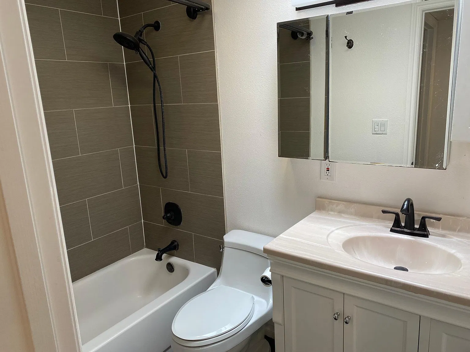 3035 Isle Way — Photo 4