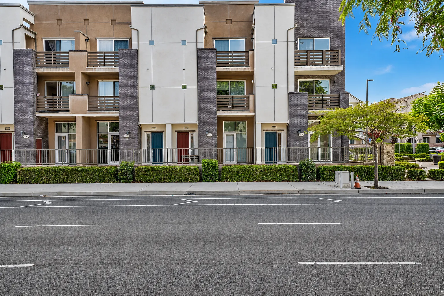 4 bed, 2195 sqft, $4,650 — Photo 3