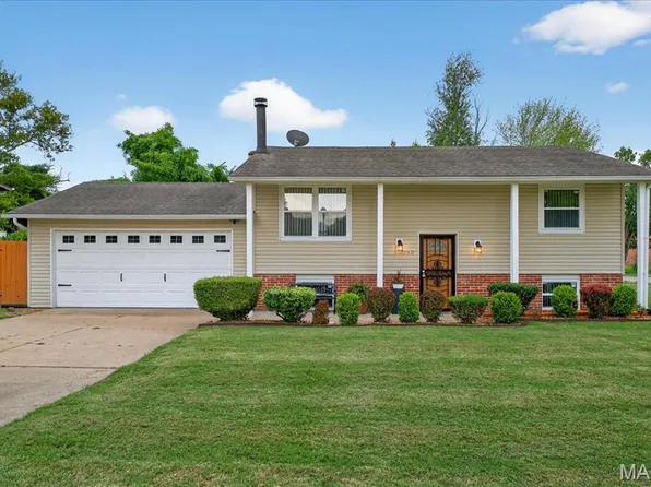 1352 Red River Dr, Saint Louis, MO 63138