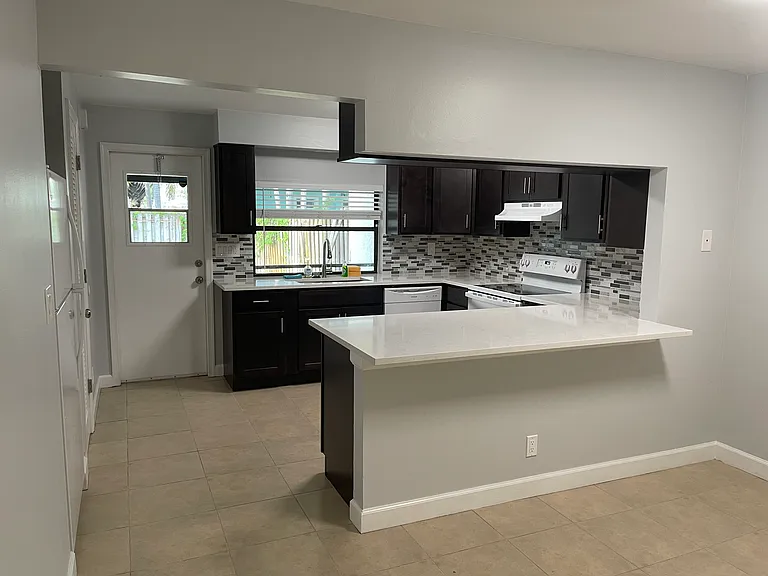 2051 Cove Ln — Photo 6