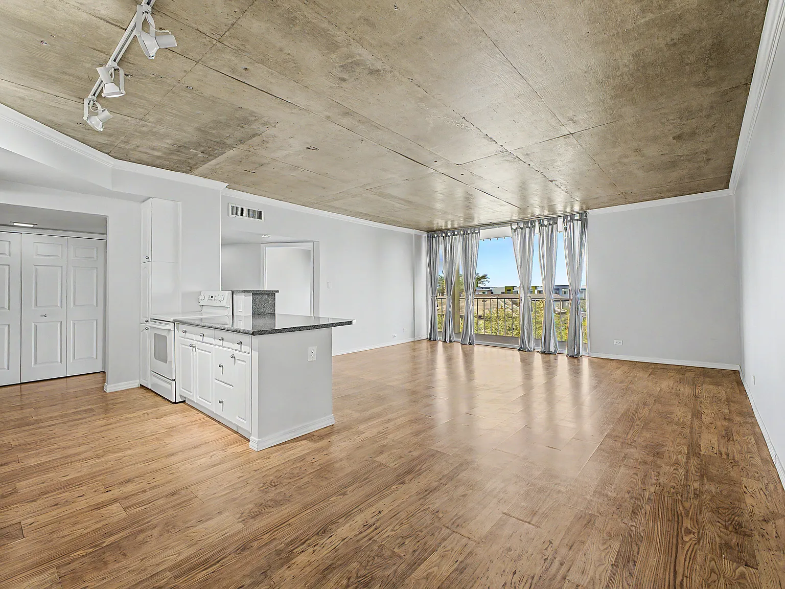 207 W Clarendon Ave — Photo 4