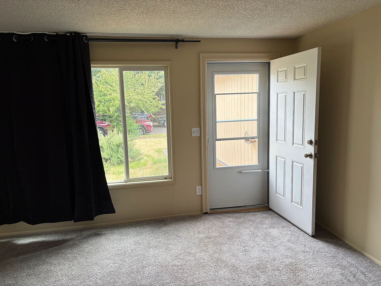 3 bed, 960 sqft, $2,400 — Photo 3