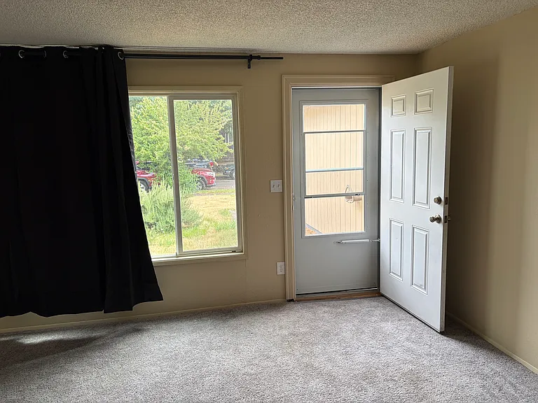 1325 NE Sumner St — Photo 3