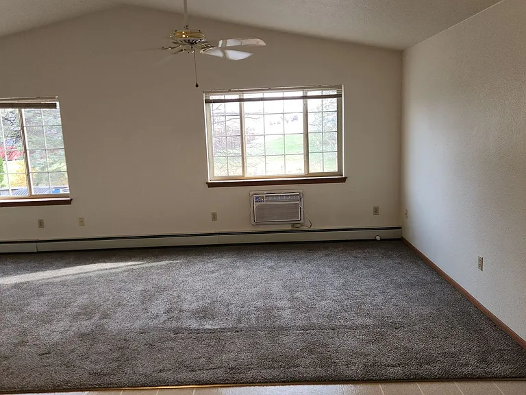 385 Main St — Photo 4