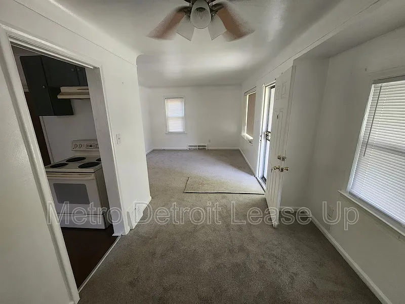 3 bed, 1.0 bath, 1023 sqft, $1,500 — Photo 4