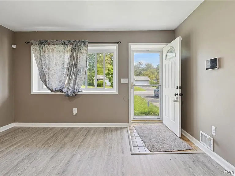 500 Trombley Dr — Photo 6