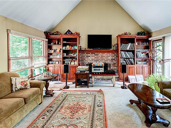 4th image of 512 N Clayview Dr