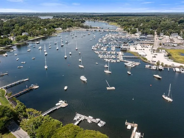 2 Woollett Ct, Barrington, RI 02806
