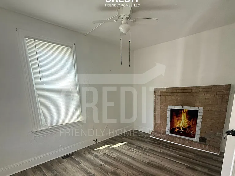 1315 Poindexter St — Photo 3