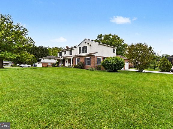 3rd image of 615 Southgate Rd