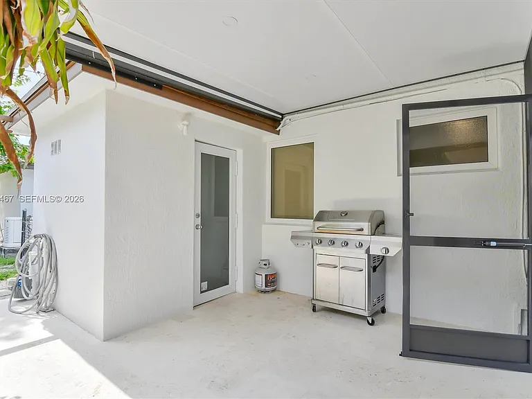 241 W 48th St — Photo 10