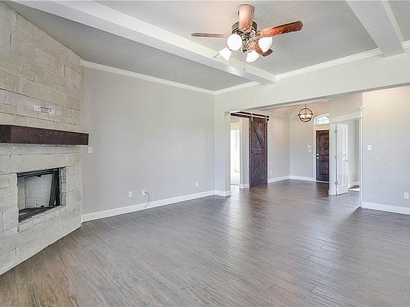 3rd image of 404 Brooke Ct