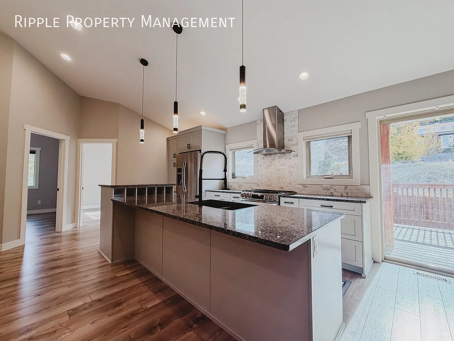 Amazing 3 Beds, 2 Baths Upper Unit — Photo 1