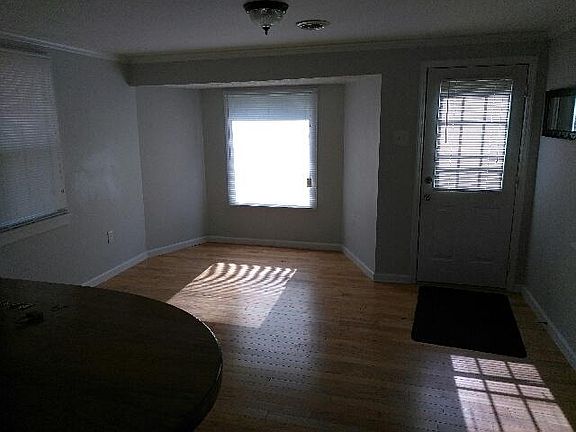 4th image of 207 Collingwood Ave
