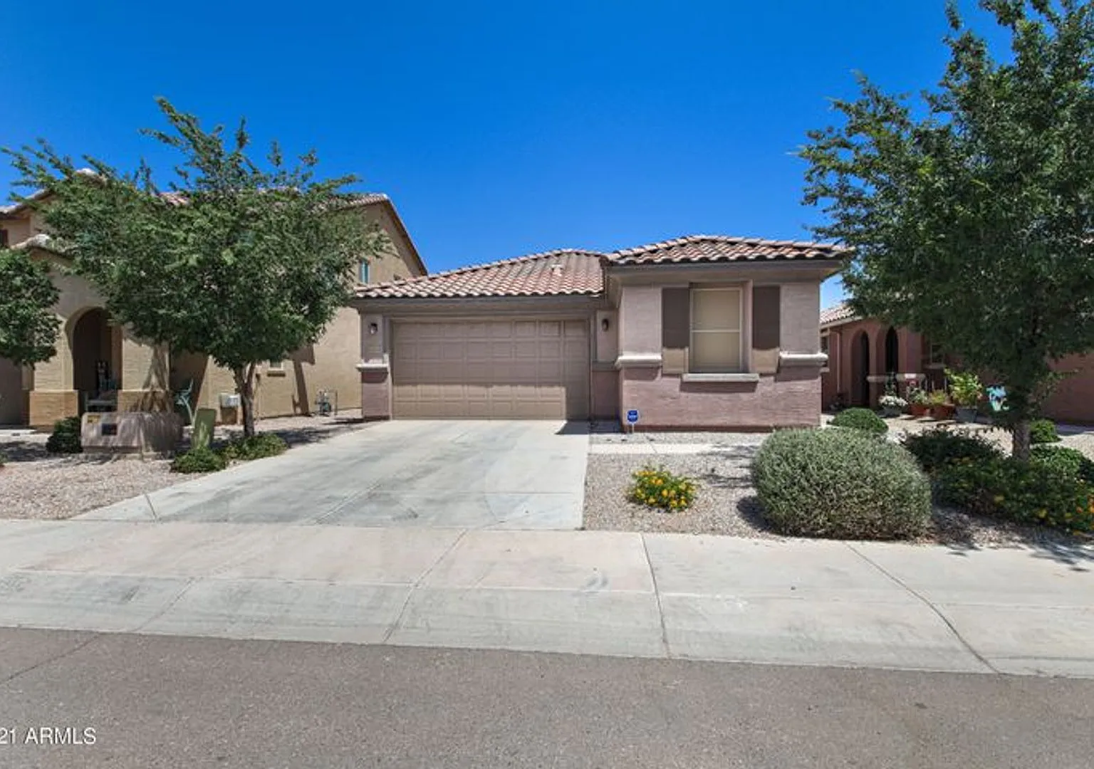 Gorgeous 3 bedroom, 2 bath plus a den on a premium view lot! — Photo 2