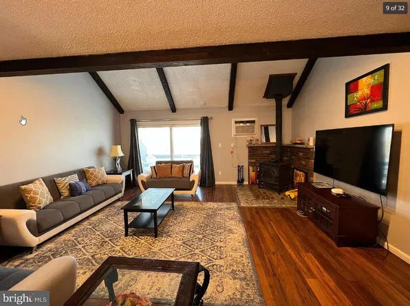 127 Cross Country Ln, Tannersville, PA 18372