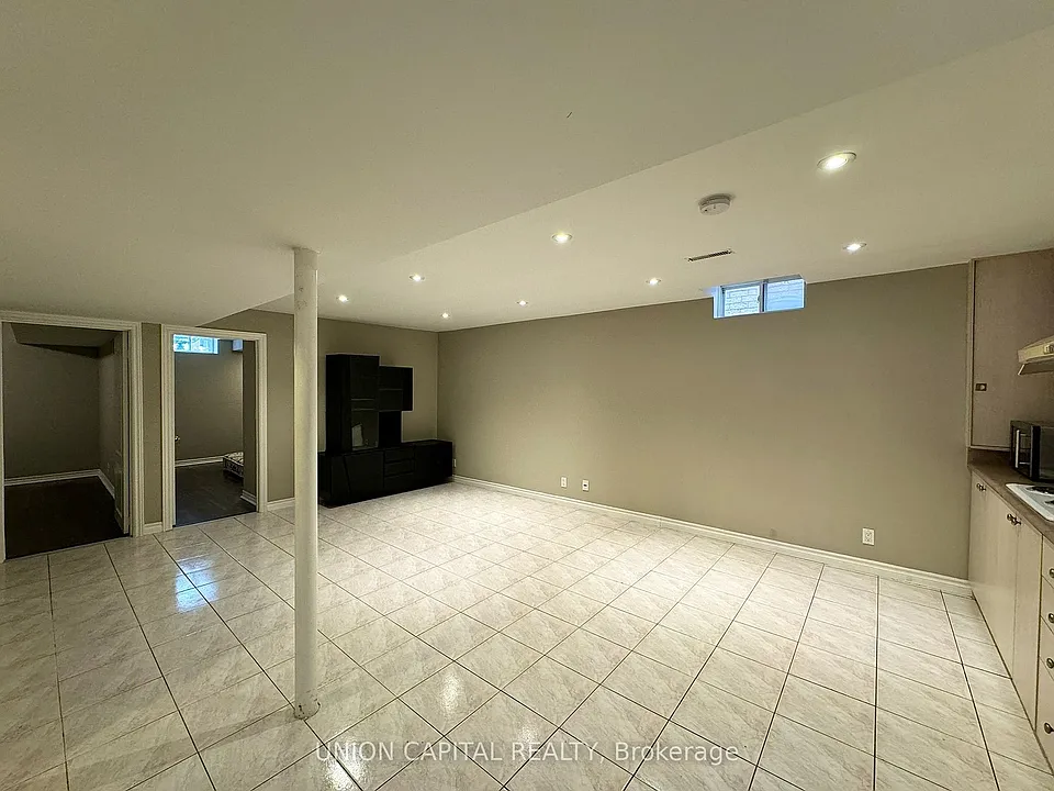 73 Manston Cres #BASEMENT