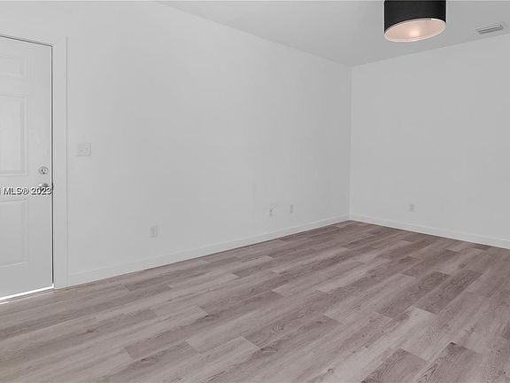 3rd image of 1561 Jefferson Ave APT 12
