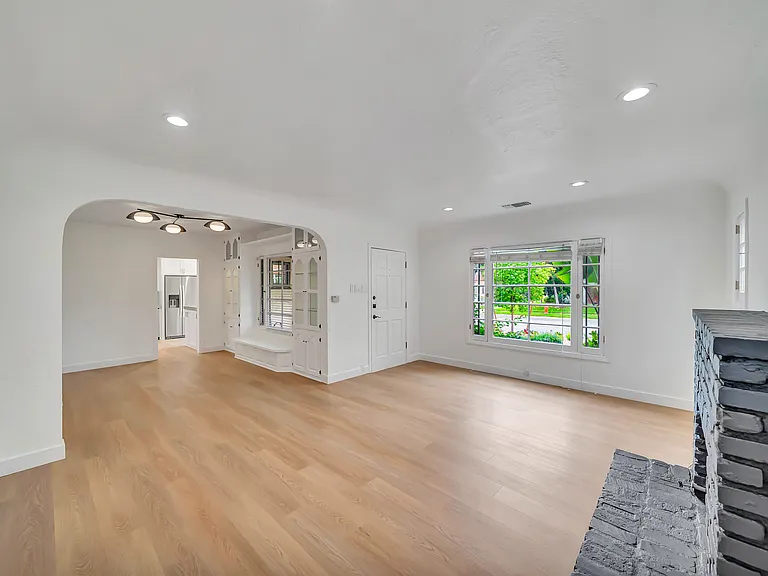 546 S Beachwood Dr — Photo 18