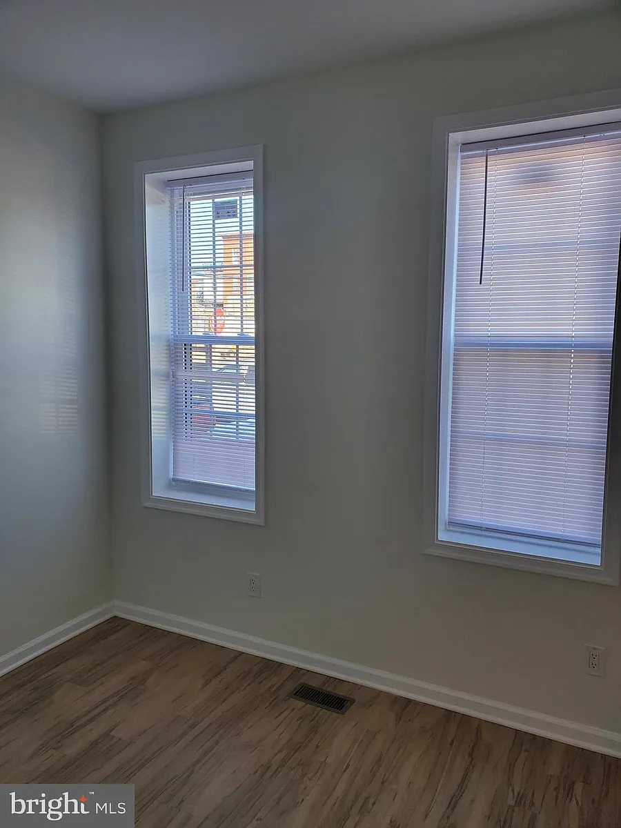 Building Photo - 604 E Indiana Ave #1