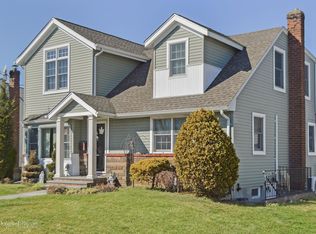 926 Cherry Ln, Franklin Square, NY 11010