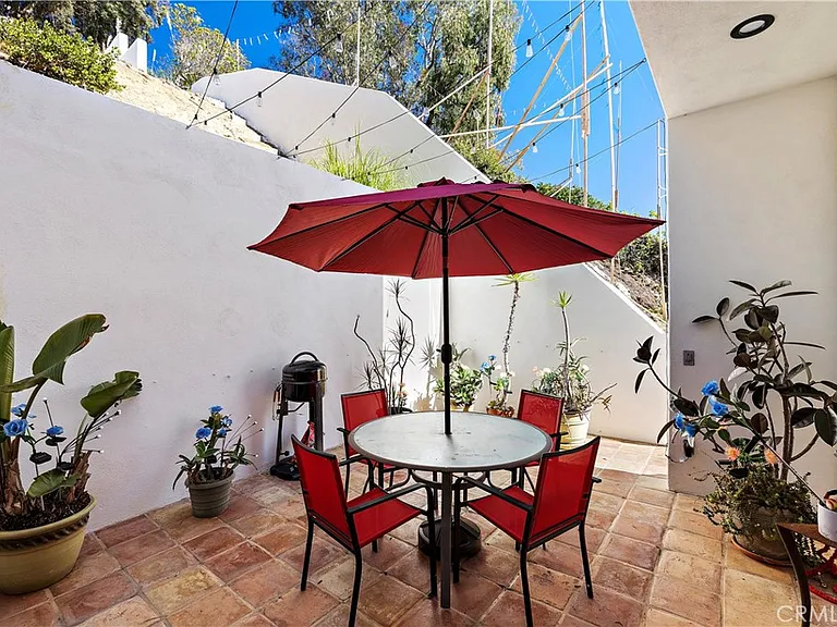 1050 Skyline Dr — Photo 16