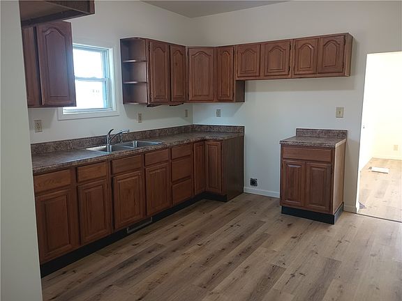 4th image of 208 S H St