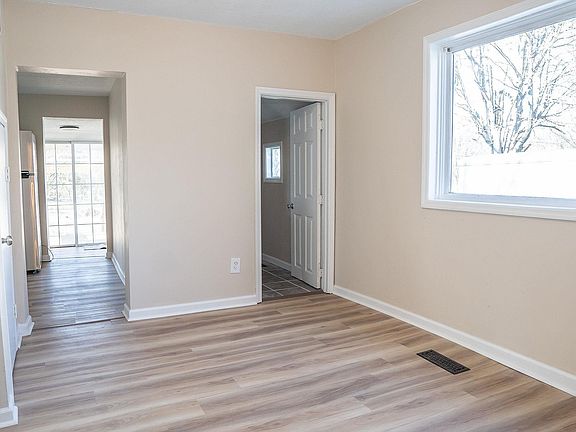 5th image of 209 N Pearl St