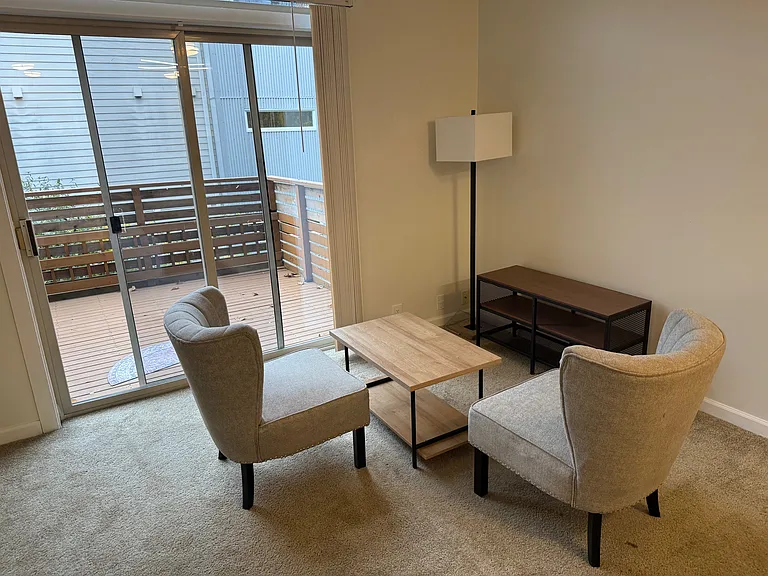2221 NE 46th St #7 — Photo 8