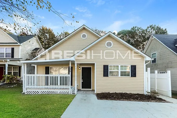 135 Chaucer Ln — Photo 1