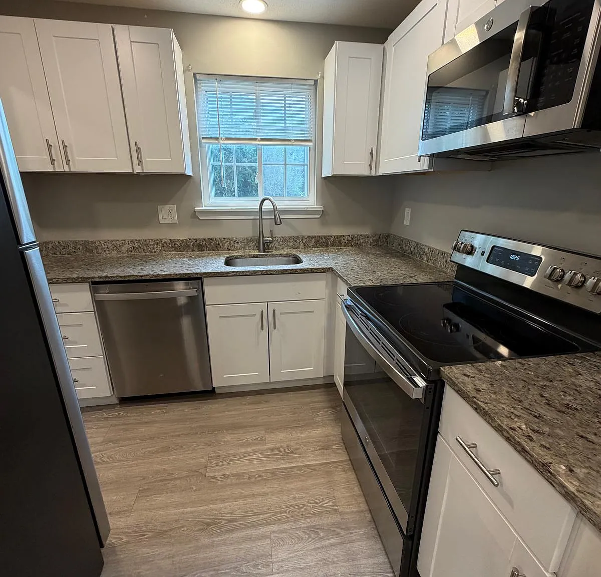 2 bed, 1.5 bath, 1152 sqft, $2,000 — Photo 2