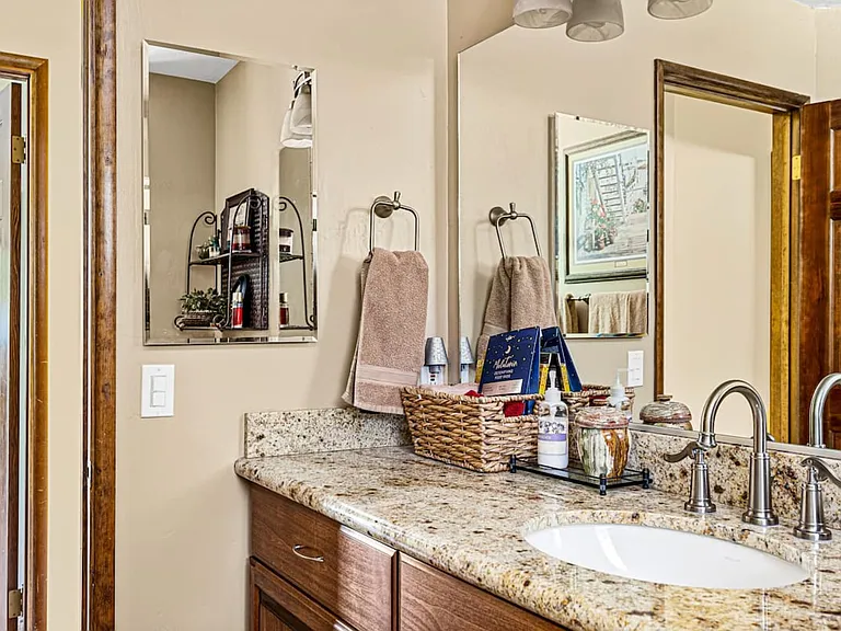 655 Sutter Ln — Photo 21
