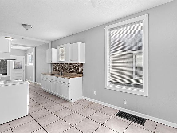 4th image of 131 S Willow Ave