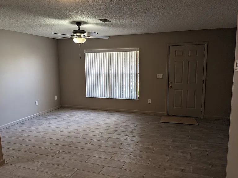 152 E Towne Pl — Photo 2